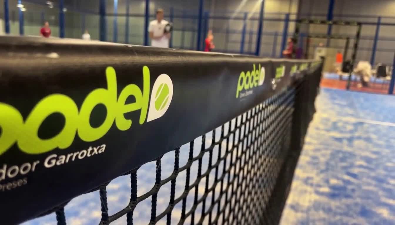 Jugadors en una pista coberta de Pàdel Indoor Garrotxa